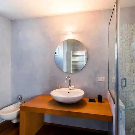 Apartment Antica Via Volta - The House Of Travelers