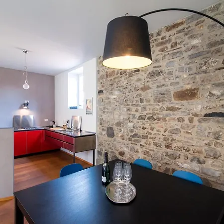 Apartment Antica Via Volta - The House Of Travelers *